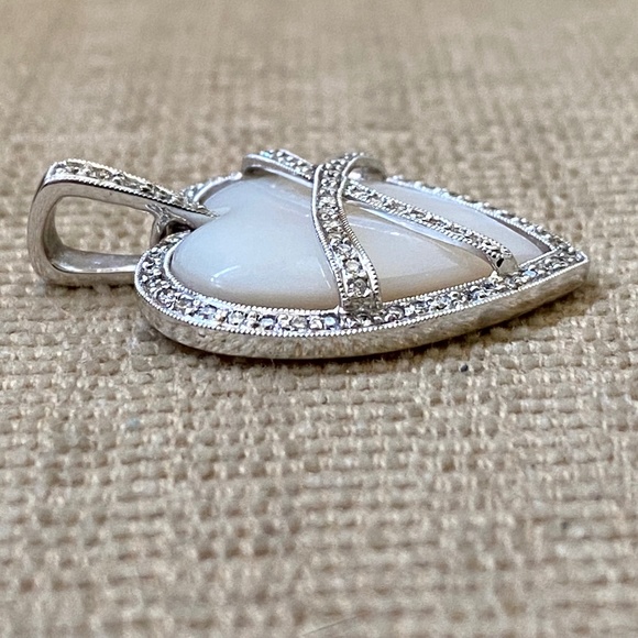 18KT Diamond & Mother Of Pearl Heart Pendant - Picture 6 of 14